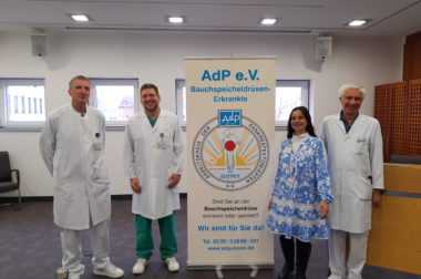 v.l.n.r.: Prof. Dr. Ockenga (Gastroenterologie), Dr. Kespohl (Chirurgie), Rosa Jiménez-Claussen (AdP-Regionalleiterin), Prof. Dr. Bektas (Chirurgie)