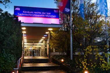 Klinikum rechts der Isar München lila illuminiert