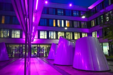 Klinikum rechts der Isar München lila illuminiert